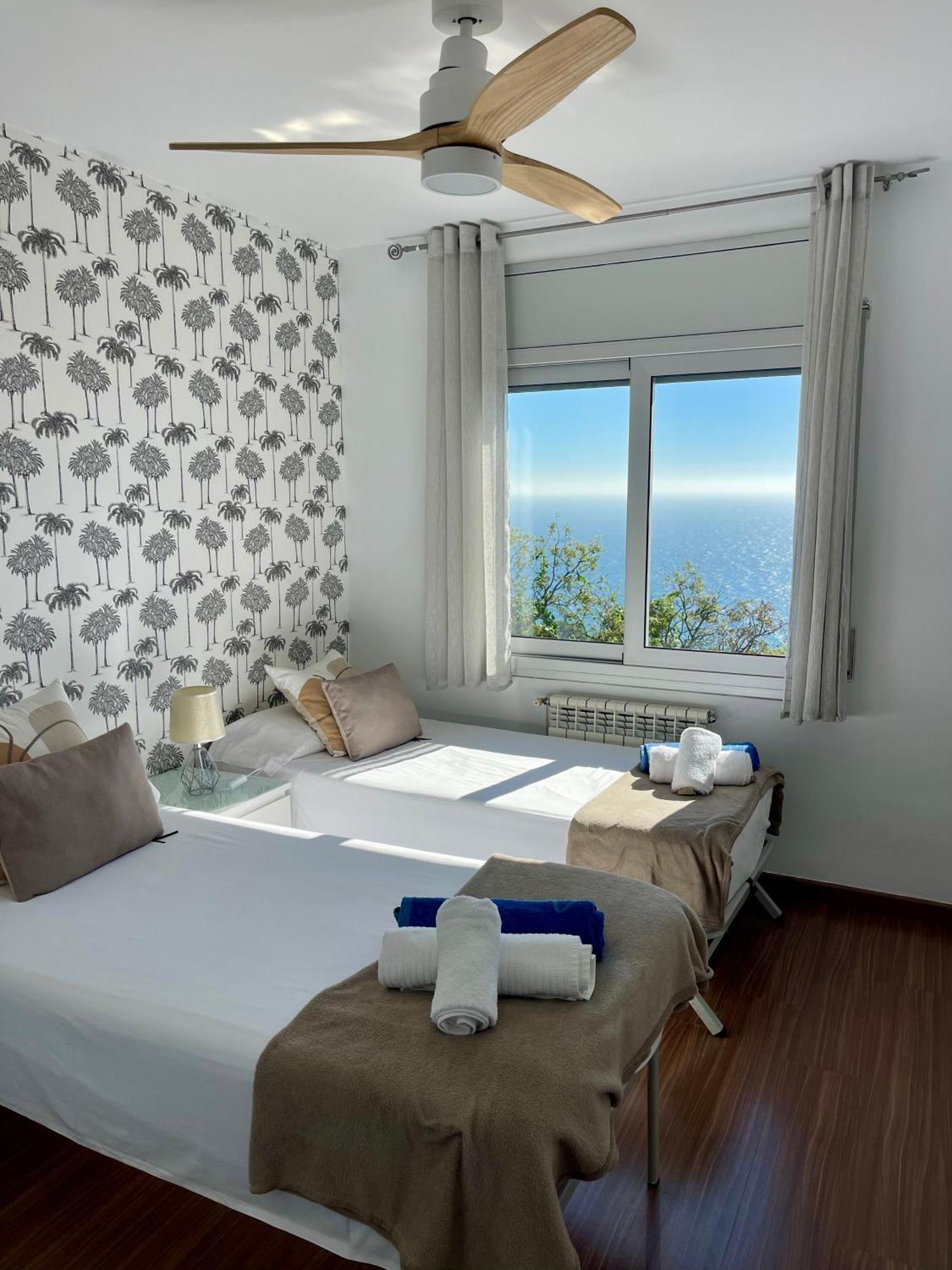 Seahomes Vacations, La Casa Blue Mediterranean Lifestyle Бланес Экстерьер фото